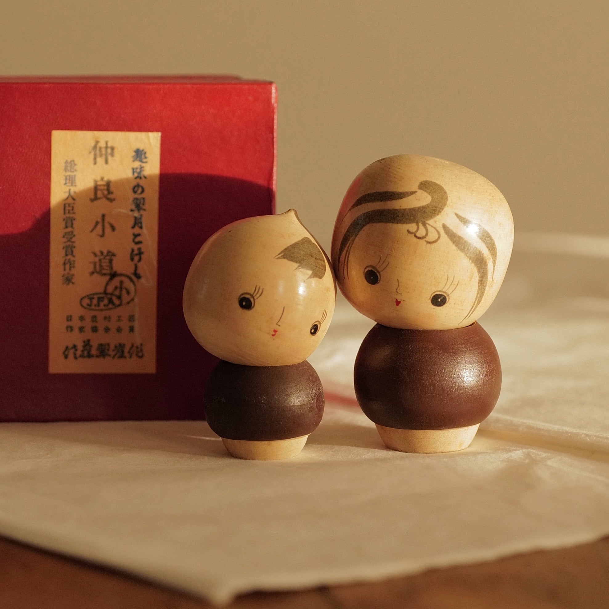 DUO DE KOKESHI VINTAGES PAR SATO SUIGAI / AVEC SA BOÎTE / 9,5 CM