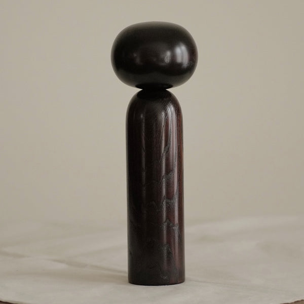 KOKESHI MONOCHROME VINTAGE PAR USABURO / 26,5 CM