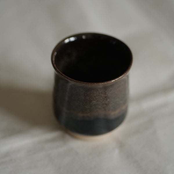 TASSE BRUNE ET NOIRE / TSUTSUMI-YAKI / KENBA KILN