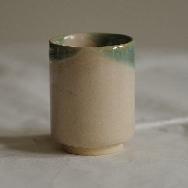 TASSE CRÈME ET VERT /  TSUTSUMI-YAKI / KENBA KILN