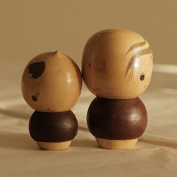 DUO DE KOKESHI VINTAGES PAR SATO SUIGAI / AVEC SA BOÎTE / 9,5 CM