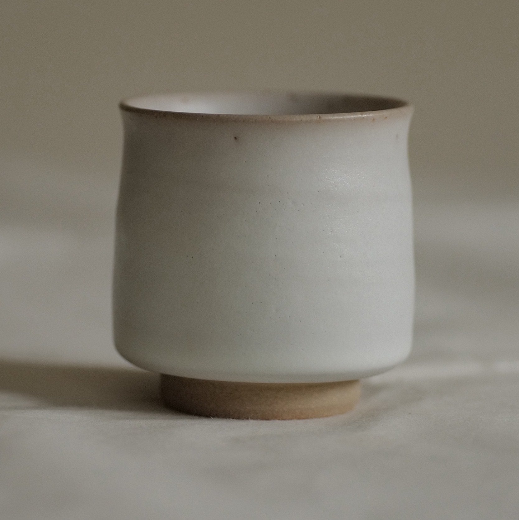 TASSE BLANC CASSÉ / TSUTSUMI-YAKI / KENBA KILN