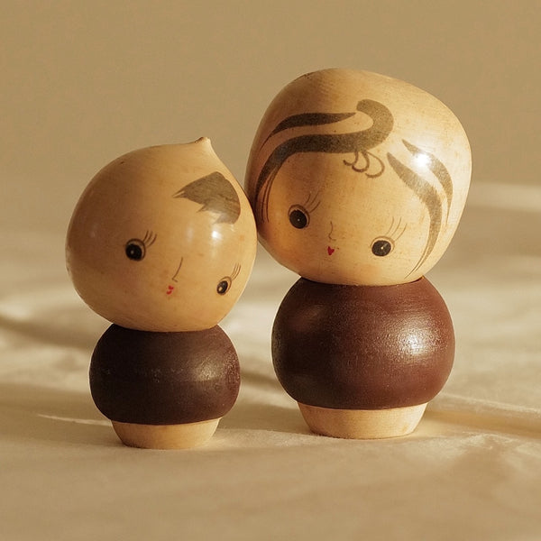 DUO DE KOKESHI VINTAGES PAR SATO SUIGAI / AVEC SA BOÎTE / 9,5 CM