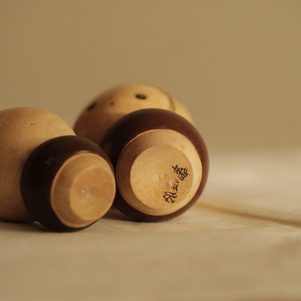 DUO DE KOKESHI VINTAGES PAR SATO SUIGAI / AVEC SA BOÎTE / 9,5 CM