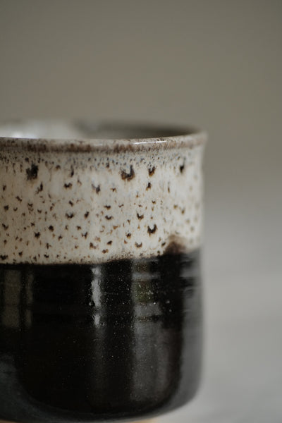 TASSE NOIRE ET BLANCHE  / TSUTSUMI-YAKI / KENBA KILN