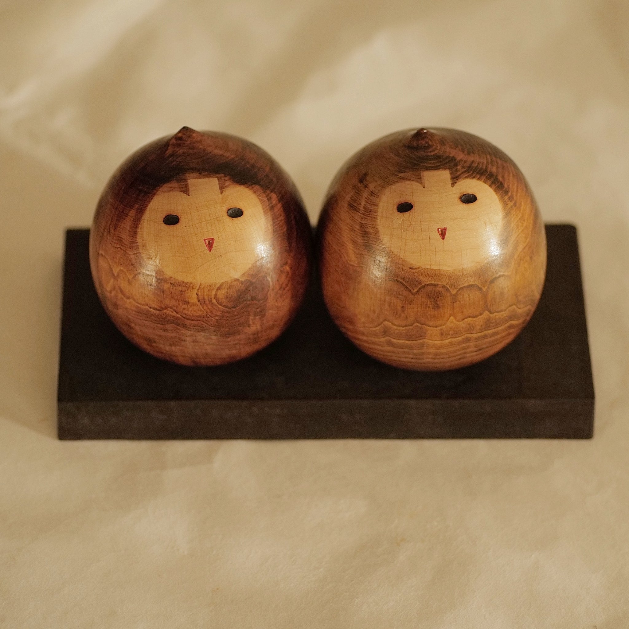 DUO DE KOKESHI VINTAGES PAR YAMANAKA SANPEI  / AVEC LEUR SOCLE / 10 CM