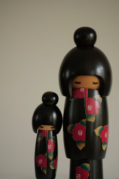 KOKESHI VINTAGE PAR MIYASHITA HAJIME / AVEC SA TABLETTE / 35,5 CM