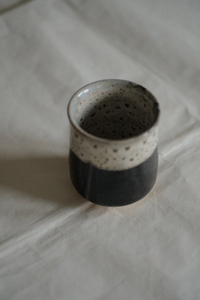 TASSE NOIRE ET BLANCHE  / TSUTSUMI-YAKI / KENBA KILN