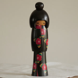 KOKESHI VINTAGE PAR MIYASHITA HAJIME / AVEC SA TABLETTE / 35,5 CM