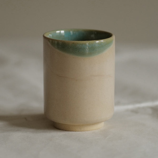 TASSE CRÈME ET VERT /  TSUTSUMI-YAKI / KENBA KILN