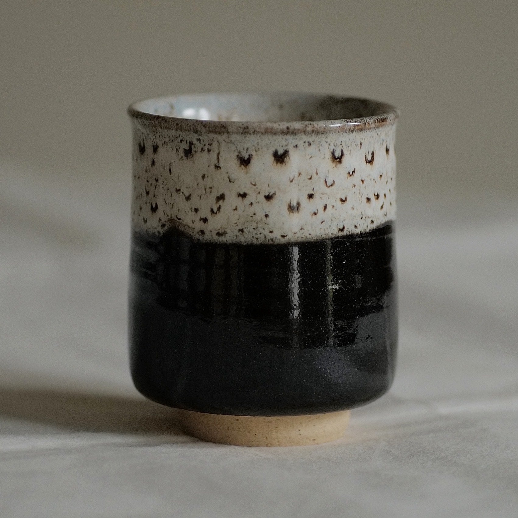 TASSE NOIRE ET BLANCHE  / TSUTSUMI-YAKI / KENBA KILN