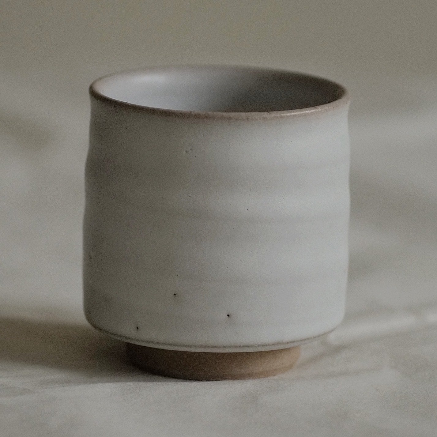 TASSE BLANC CASSÉ / TSUTSUMI-YAKI / KENBA KILN