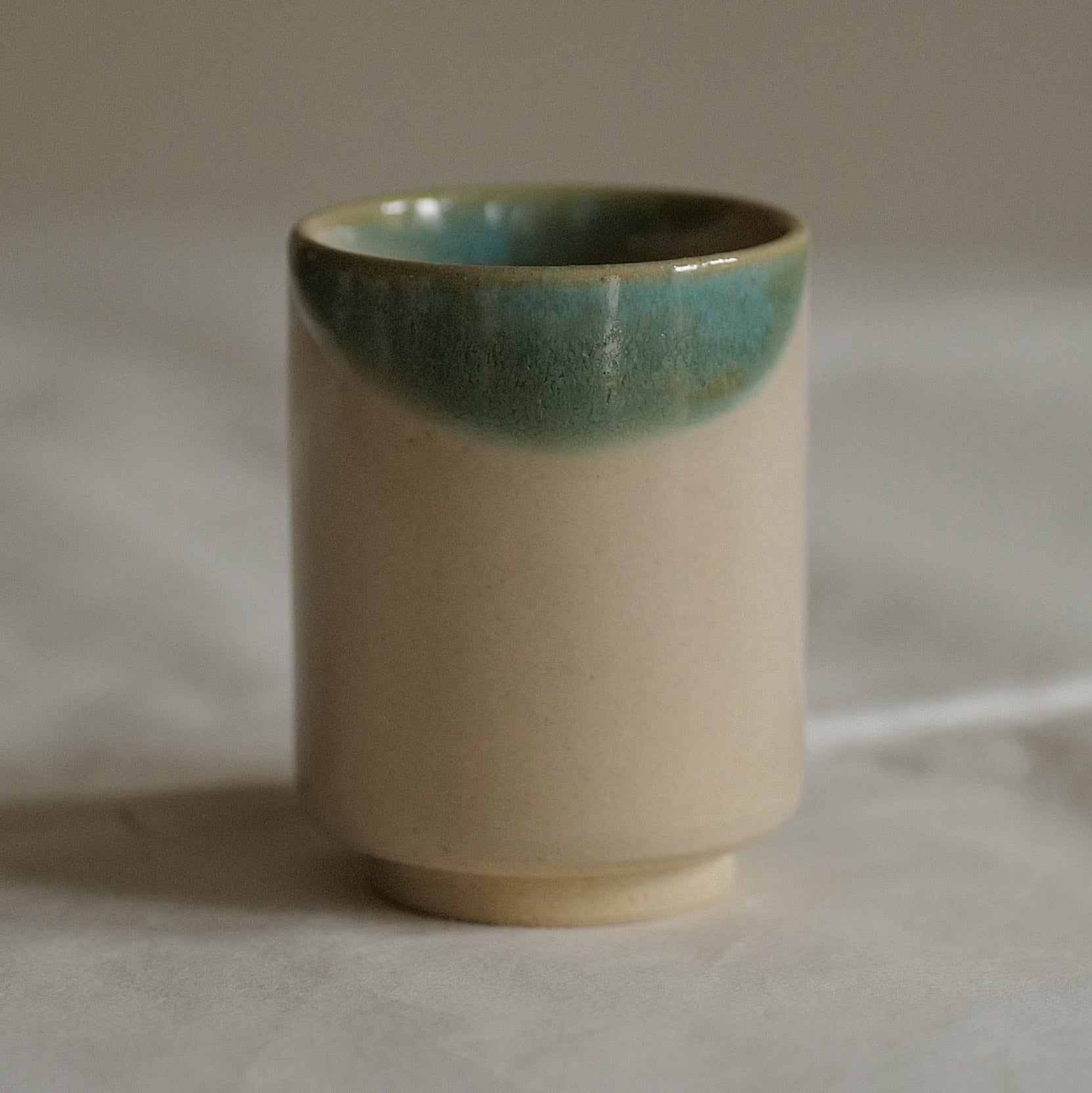 TASSE CRÈME ET VERT /  TSUTSUMI-YAKI / KENBA KILN