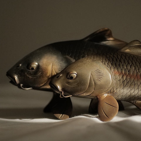 OKIMONO COUPLE DE CARPES EN BRONZE PAR NOBUMITSU