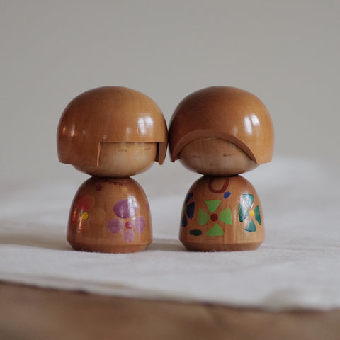 COUPLE DE KOKESHI VINTAGES PAR MASASHI TAKEDA (1930-2015) / 10 CM