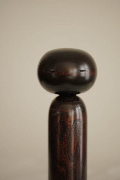 KOKESHI MONOCHROME VINTAGE PAR USABURO / 26,5 CM