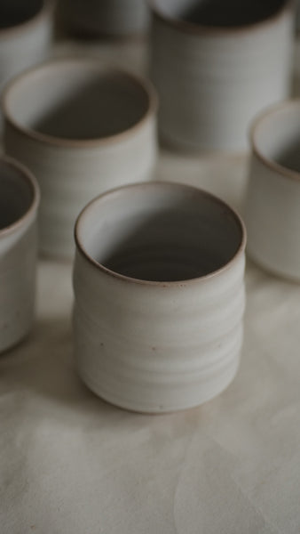 TASSE BLANC CASSÉ / TSUTSUMI-YAKI / KENBA KILN