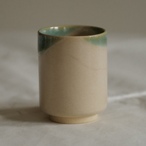 TASSE CRÈME ET VERT /  TSUTSUMI-YAKI / KENBA KILN