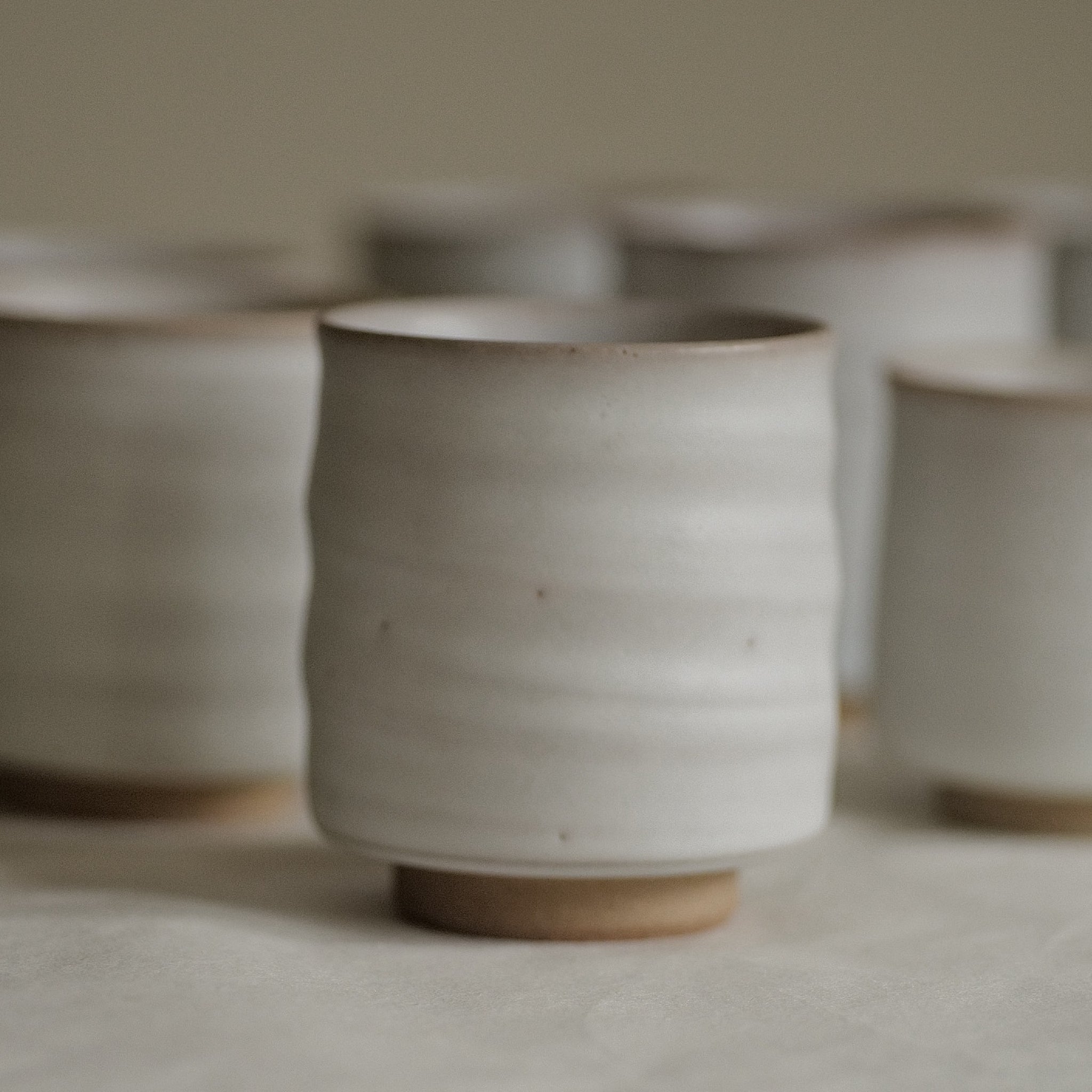 TASSE BLANC CASSÉ / TSUTSUMI-YAKI / KENBA KILN