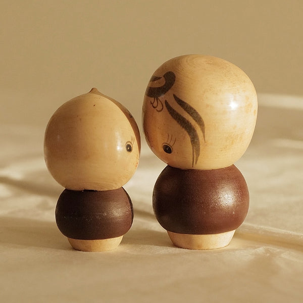 DUO DE KOKESHI VINTAGES PAR SATO SUIGAI / AVEC SA BOÎTE / 9,5 CM