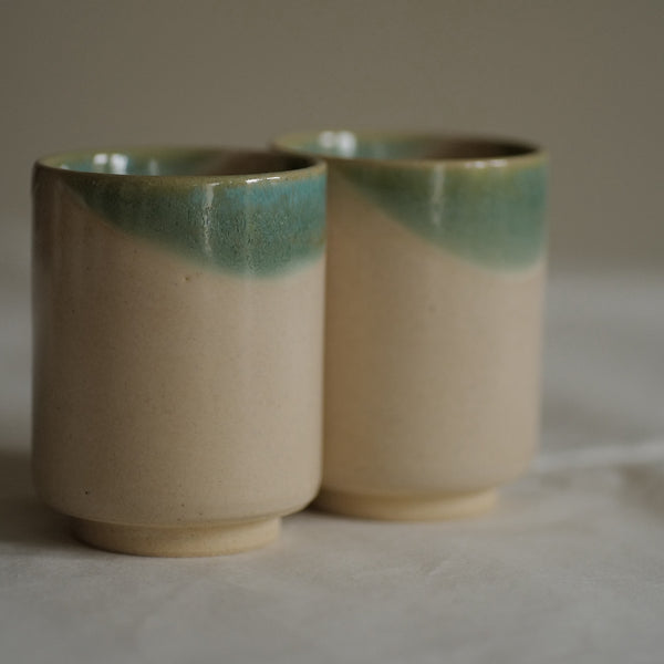 TASSE CRÈME ET VERT /  TSUTSUMI-YAKI / KENBA KILN