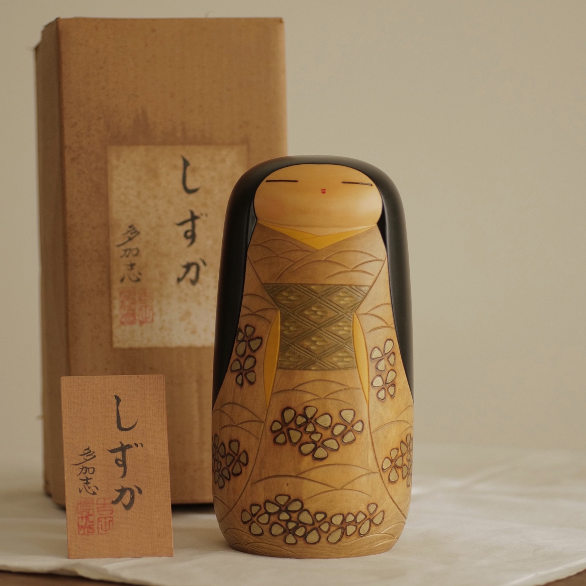 KOKESHI VINTAGE PAR YOSHIDA TAKASHI / AVEC SA BOÎTE ET SA TABLETTE / MASSIVE / 24 CM