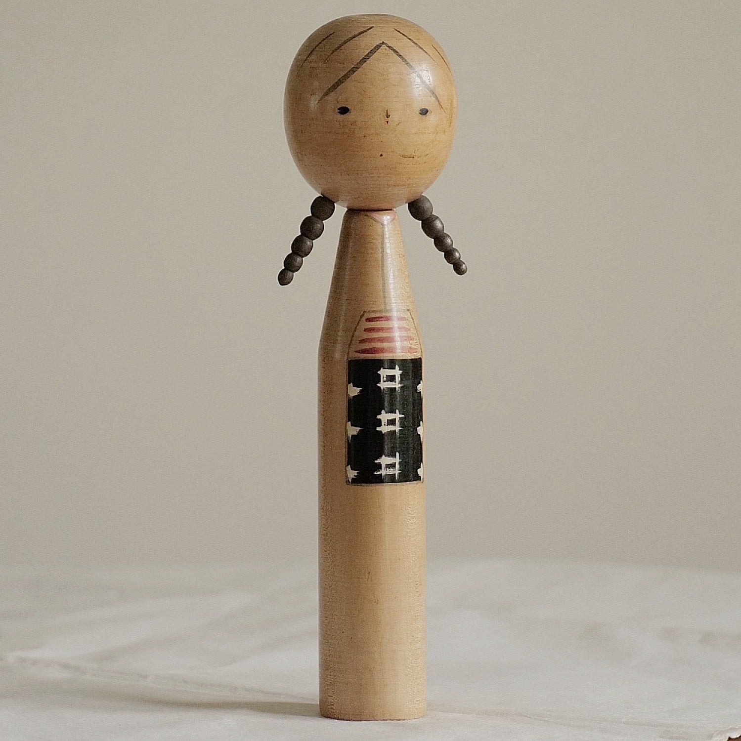 KOKESHI VINTAGE PAR SHIBATA EIKO / 29 CM