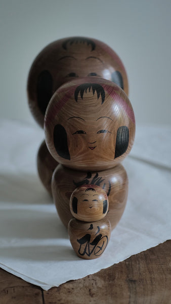 KOKESHI VINTAGE PAR TOKUNAGA SHINICHI / 23 CM