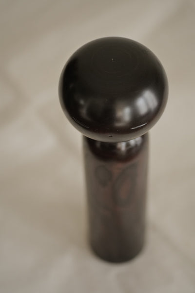 KOKESHI MONOCHROME VINTAGE PAR USABURO / 26,5 CM