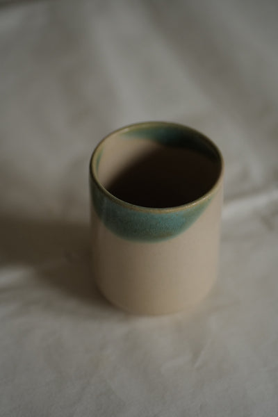 TASSE CRÈME ET VERT /  TSUTSUMI-YAKI / KENBA KILN