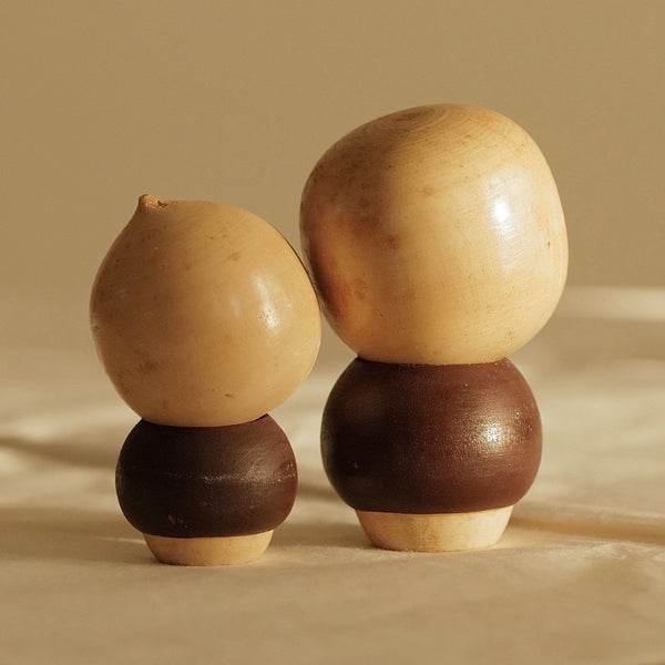 DUO DE KOKESHI VINTAGES PAR SATO SUIGAI / AVEC SA BOÎTE / 9,5 CM