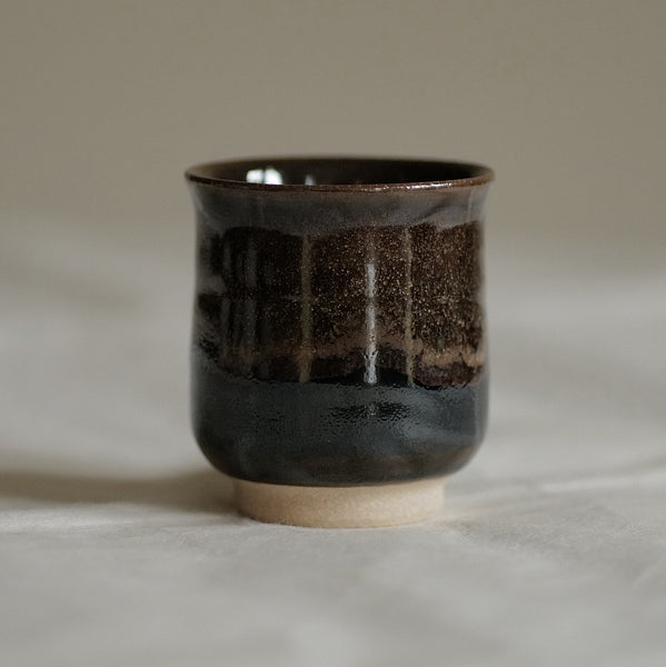 TASSE BRUNE ET NOIRE / TSUTSUMI-YAKI / KENBA KILN