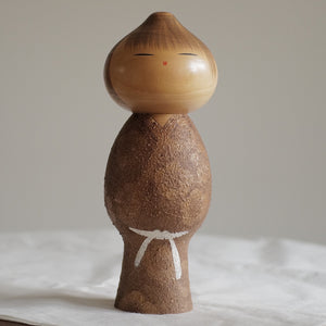 KOKESHI VINTAGE “MUSHIN” PAR WATANABE MASAO / AVEC SA BOÎTE / 30 CM