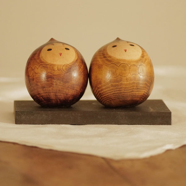 DUO DE KOKESHI VINTAGES PAR YAMANAKA SANPEI  / AVEC LEUR SOCLE / 10 CM