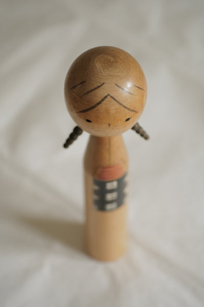 KOKESHI VINTAGE PAR SHIBATA EIKO / 29 CM