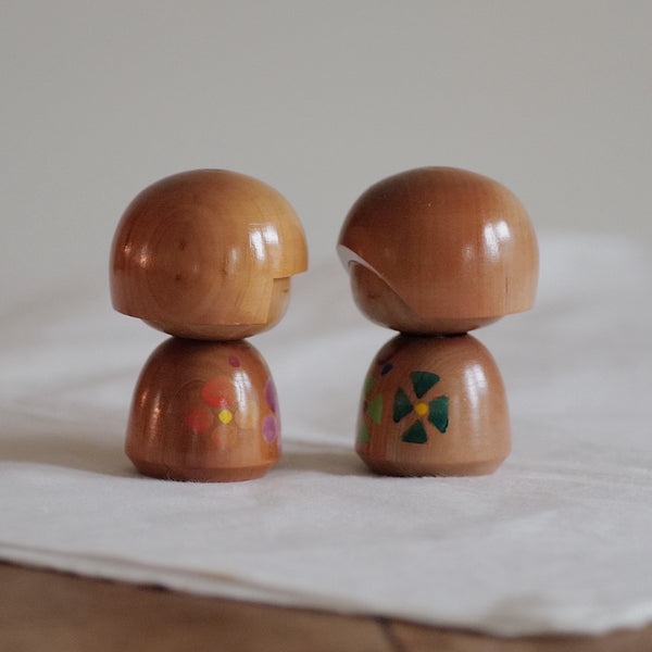 COUPLE DE KOKESHI VINTAGES PAR MASASHI TAKEDA (1930-2015) / 10 CM