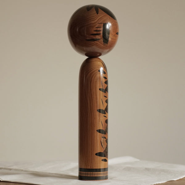 KOKESHI SHINGATA MONOCHROME PAR HAMATSU CHIYOKO / 46,50 CM