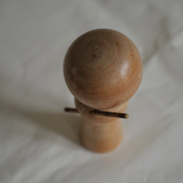 KOKESHI VINTAGE PAR SEKIGUCHI SANSAKU /  AVEC SA TABLETTE / 17 CM