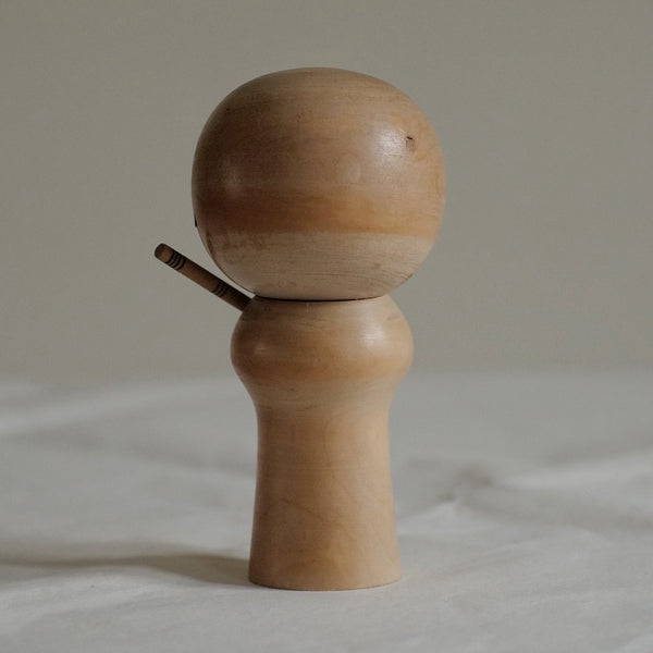 KOKESHI VINTAGE PAR SEKIGUCHI SANSAKU /  AVEC SA TABLETTE / 17 CM