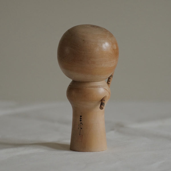 KOKESHI VINTAGE PAR SEKIGUCHI SANSAKU /  AVEC SA TABLETTE / 17 CM