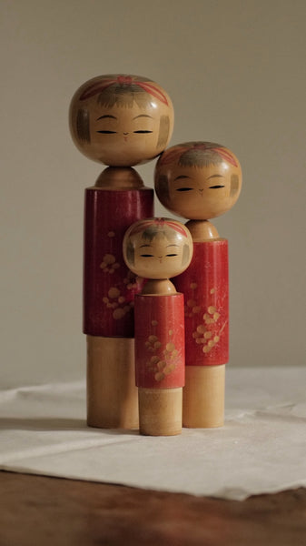 KOKESHI VINTAGE PAR ROKUGO MITSURU / 31 CM