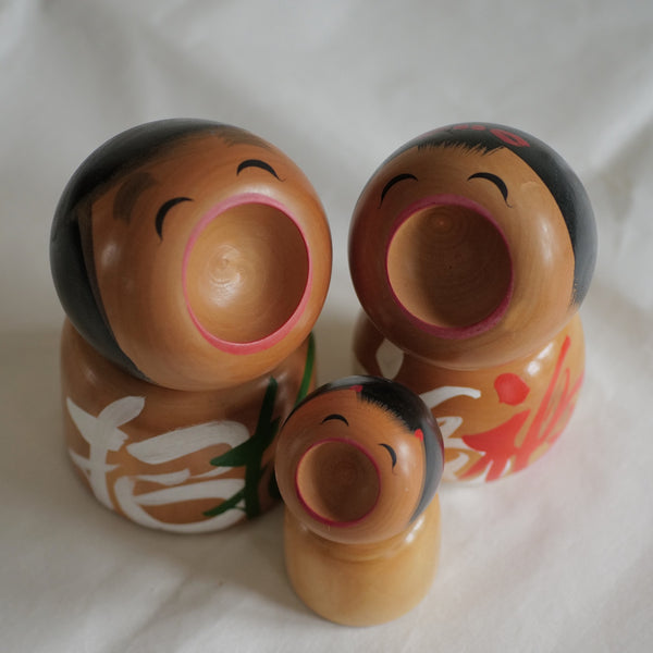 TRIO DE KOKESHI VINTAGE PAR SATO SACHIKO / 17,5 CM
