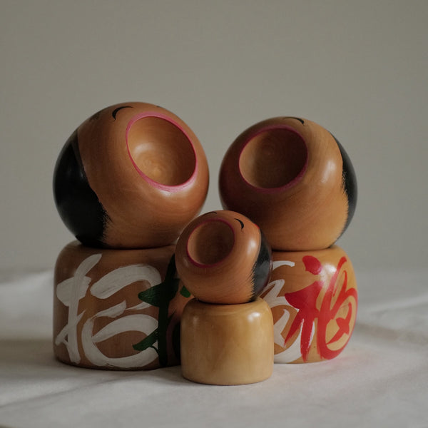 TRIO DE KOKESHI VINTAGE PAR SATO SACHIKO / 17,5 CM
