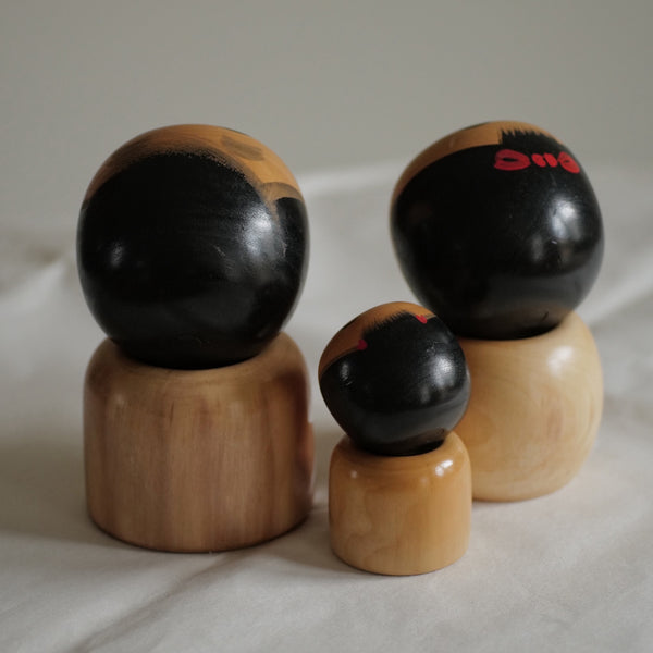 TRIO DE KOKESHI VINTAGE PAR SATO SACHIKO / 17,5 CM