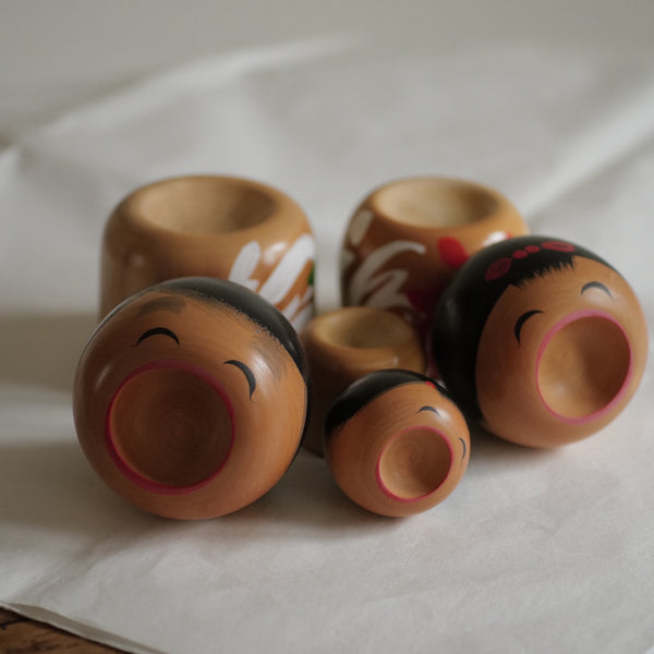 TRIO DE KOKESHI VINTAGE PAR SATO SACHIKO / 17,5 CM