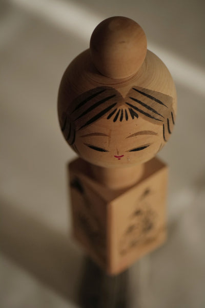KOKESHI VINTAGE SOUVENIR DE UNZEN / 26,5 CM