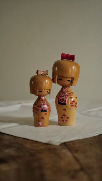 KOKESHI VINTAGE AU TEMARI / 22 CM