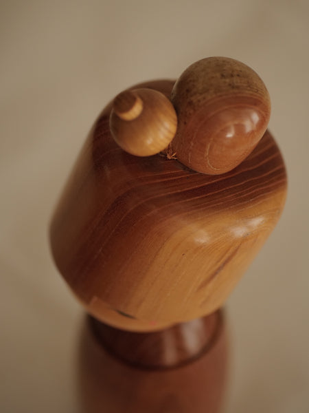 KOKESHI VINTAGE PAR SATO MASUO / 27 CM