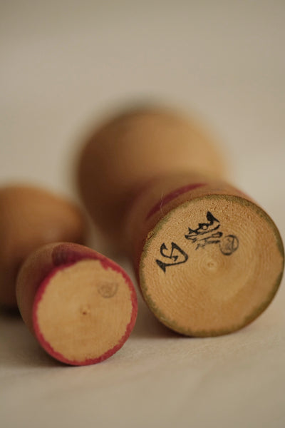 PETIT DUO DE KOKESHI VINTAGES PAR MASAO WATANABE / 13 CM