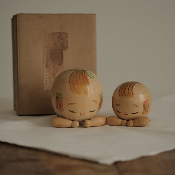 DUO DE KOKESHI VINTAGE PAR SUIHO YAJIMA / AVEC LEUR BOÎTE / 11,5 CM